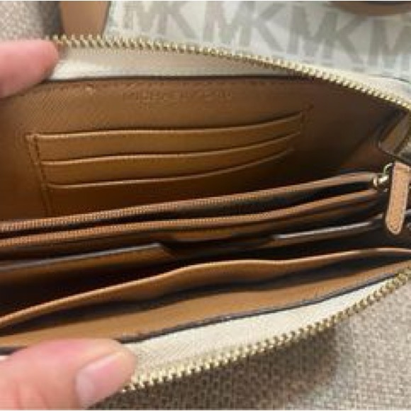 Purse and wallet big size. Like new condition - Picture 3 of 4